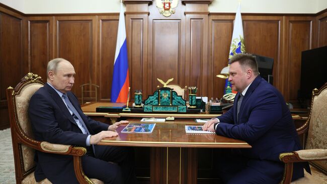 Президент РФ Владимир Путин и генеральный директор ПАО РусГидро Виктор Хмарин во время встречи