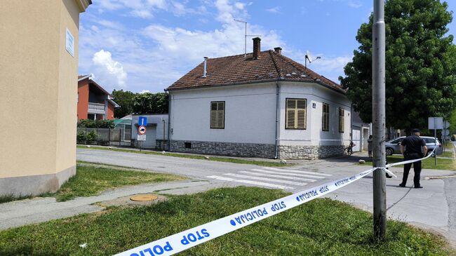 Полицейский недалеко от места стрельбы в доме престарелых в хорватском городе Дарувар. 22 июля 2024
