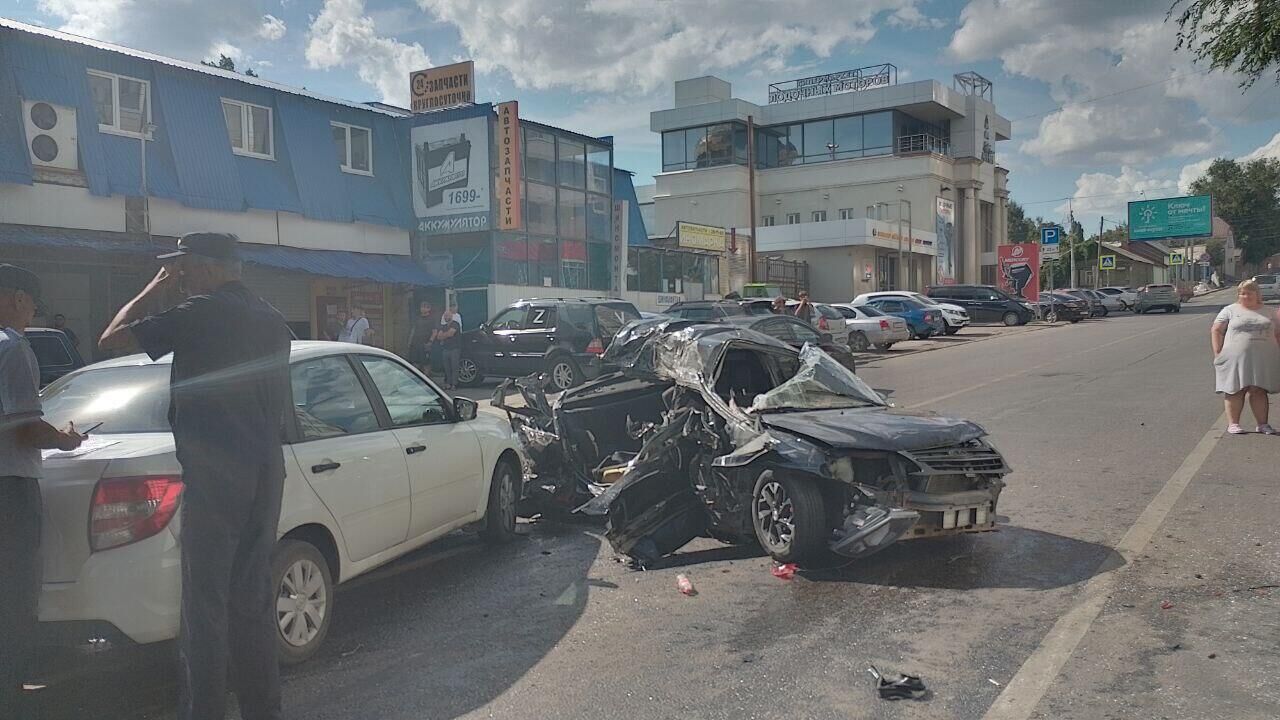 На месте столкновения двух автомобилей Lada Granta и грузовика MAN в Саратове - РИА Новости, 1920, 25.07.2024