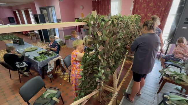 Жительницы села Толбухино под Ярославлем плетут маскировочные сети для бойцов СВО