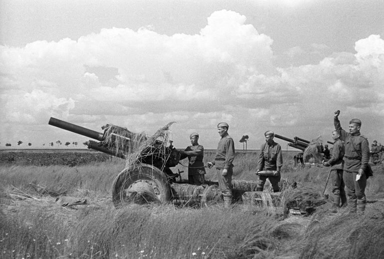 1-й Белорусский фронт. Артиллерийская батарея старшего лейтенанта Осипова ведет огонь по врагу.