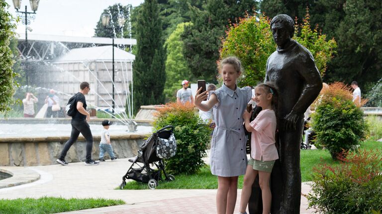Дети фотографируются у памятника Владимиру Высоцкому в Сочи