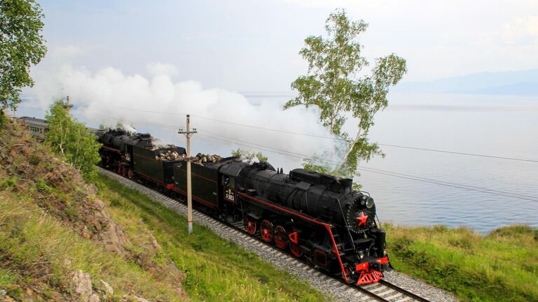 Паровоз экскурсионного состава на Кругобайкальской железной дороге (КБЖД) - участка Восточно-Сибирской железной дороги по берегу озера Байкал