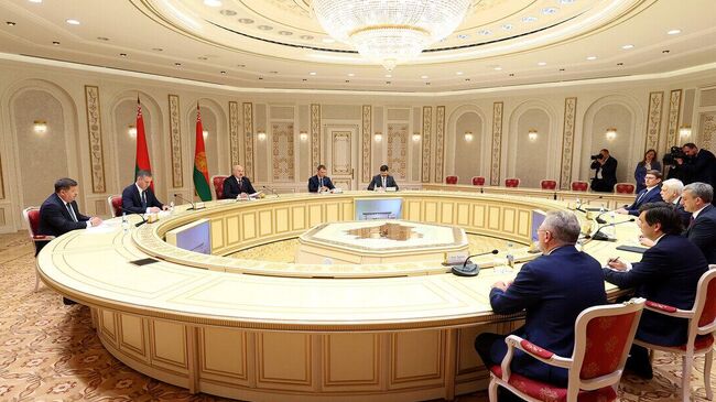 Президент Беларуси Александр Лукашенко встретился с губернатором Амурской области России Василием Орловым
