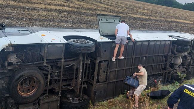 Рейсовый автобус съехал с дороги и перевернулся в Северском районе Кубани