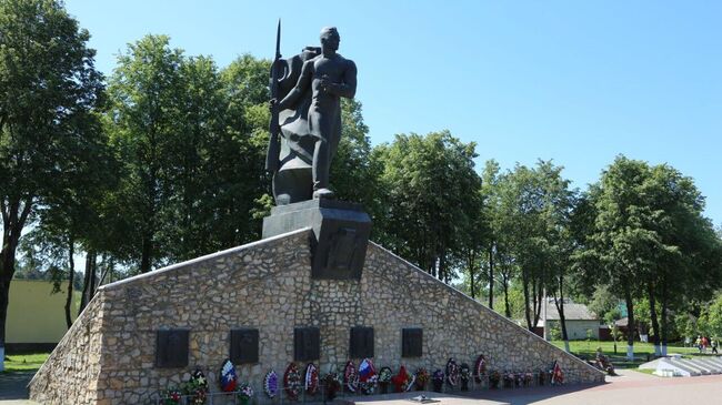 Мемориал советским воинам, погибшим за освобождение этой земли в Юхнове 
