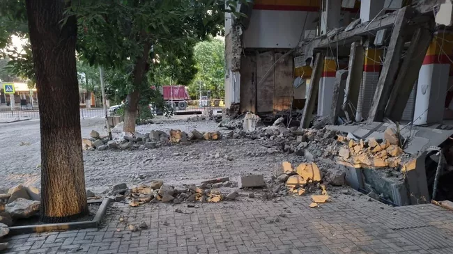 Место обрушения стен в двухэтажном здании на улице Пушкина в Анапе
