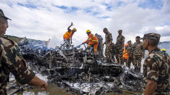 Место крушения самолета непальской компании Saurya Airlines в аэропорту Катманду, Непал. 24 июля 2024