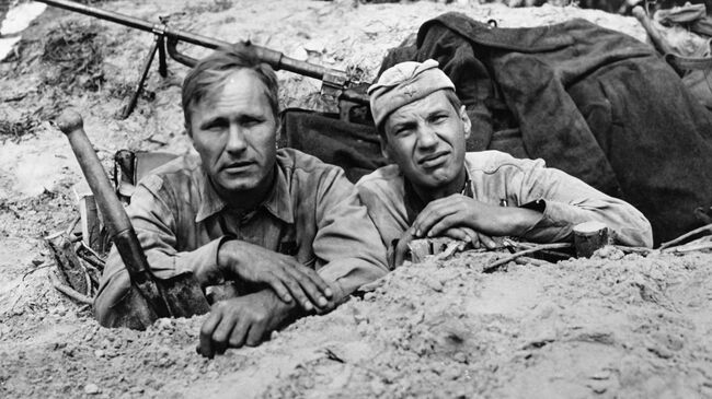 Василий Шукшин (слева) в роли Лопахина и Георгий Бурков (справа) в роли Копытовского в художественном фильме режиссера Сергея Бондарчука Они сражались за Родину Василий Шукшин (слева) в роли Лопахина и Георгий Бурков (справа) в роли Копытовского в художественном фильме режиссера Сергея Бондарчука Они сражались за Родину