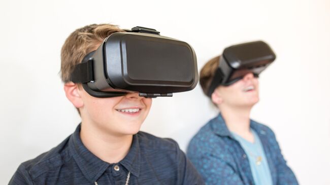 Мальчики в очках виртуальной реальности