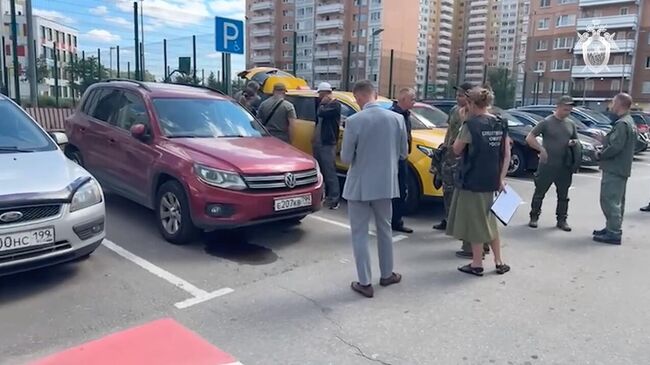 Следователи и криминалисты столичного СК осматривают автомобиль, на котором подозреваемый в подрыве автомобиля с людьми приехал к месту совершения преступления в Москве