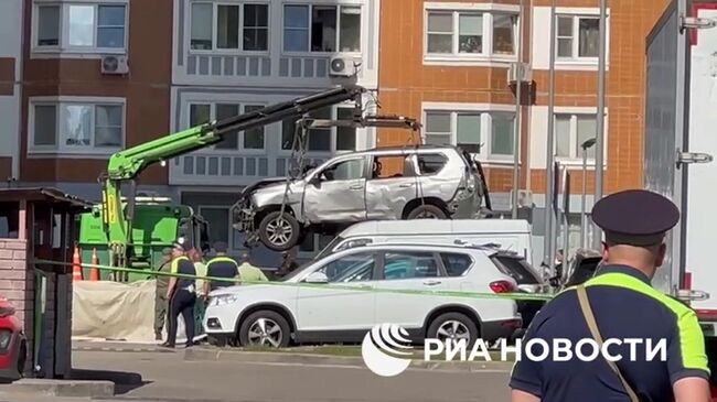 Эвакуация внедорожника, подорванного на севере Москвы