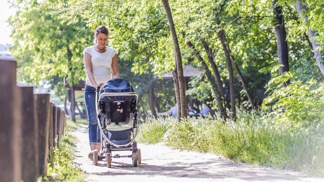 Женщина гуляет с ребенком 