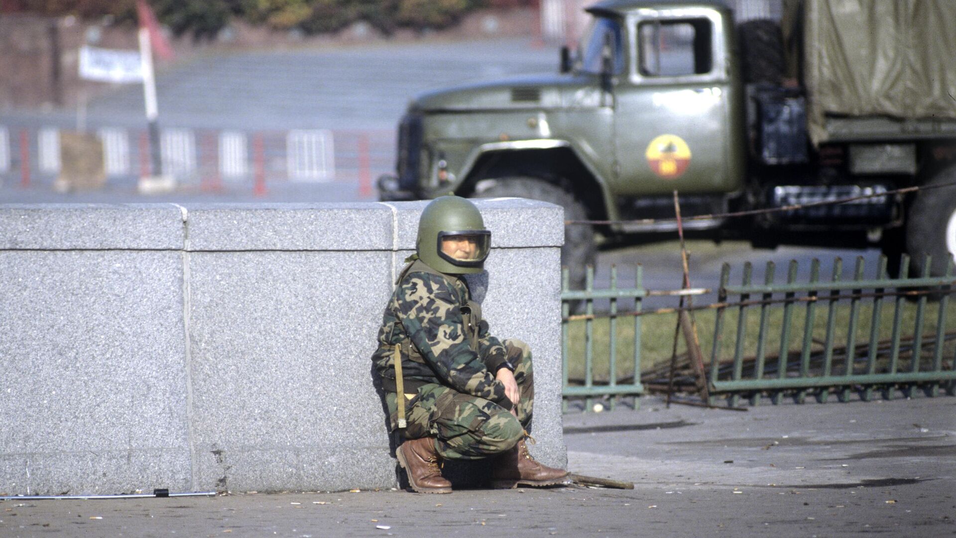 Боец специальной группы МБ Российской Федерации Альфа в засаде во время штурма здания Дома Советов - РИА Новости, 1920, 29.07.2024