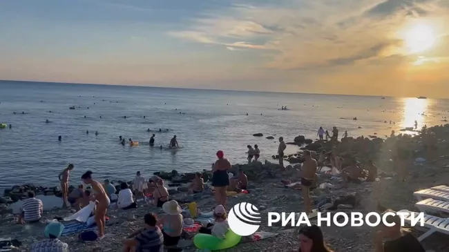 Отдыхающие на пляжах Анапы