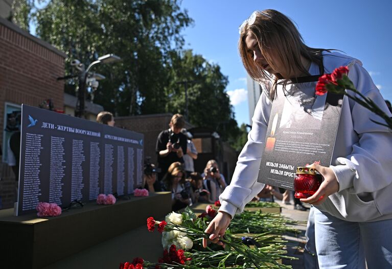 Возложение цветов к мемориалу в память о погибших из-за обстрелов вооруженными силами Украины детях Донбасса у посольства США в Москве