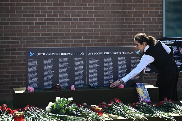 Мемориал в память о погибших из-за обстрелов вооруженными силами Украины детях Донбасса у посольства США в Москве