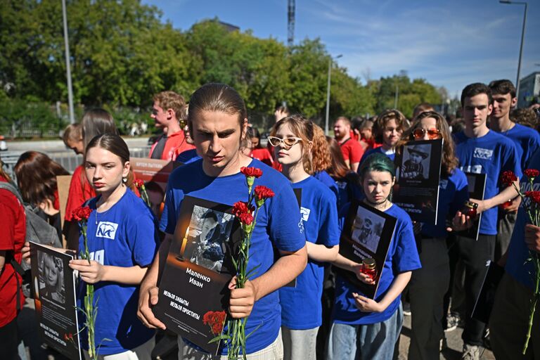 Участники акции в память о погибших из-за обстрелов вооруженными силами Украины детях Донбасса у посольства США в Москве