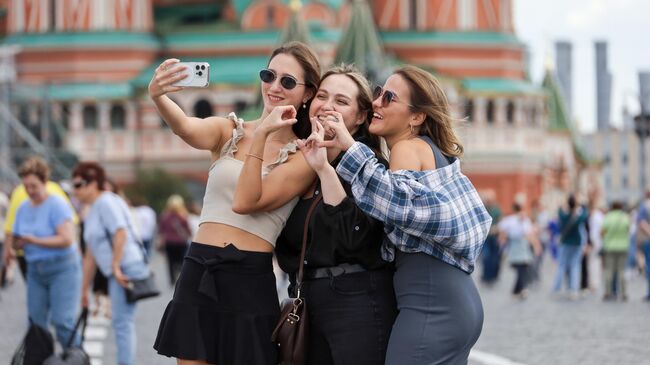 Девушки на Красной площади в Москве 