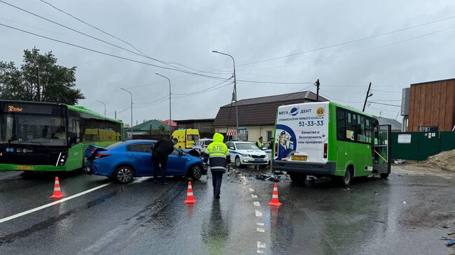 Место ДТП с участием маршрутного автобуса и легкового автомобиля в Тюмени