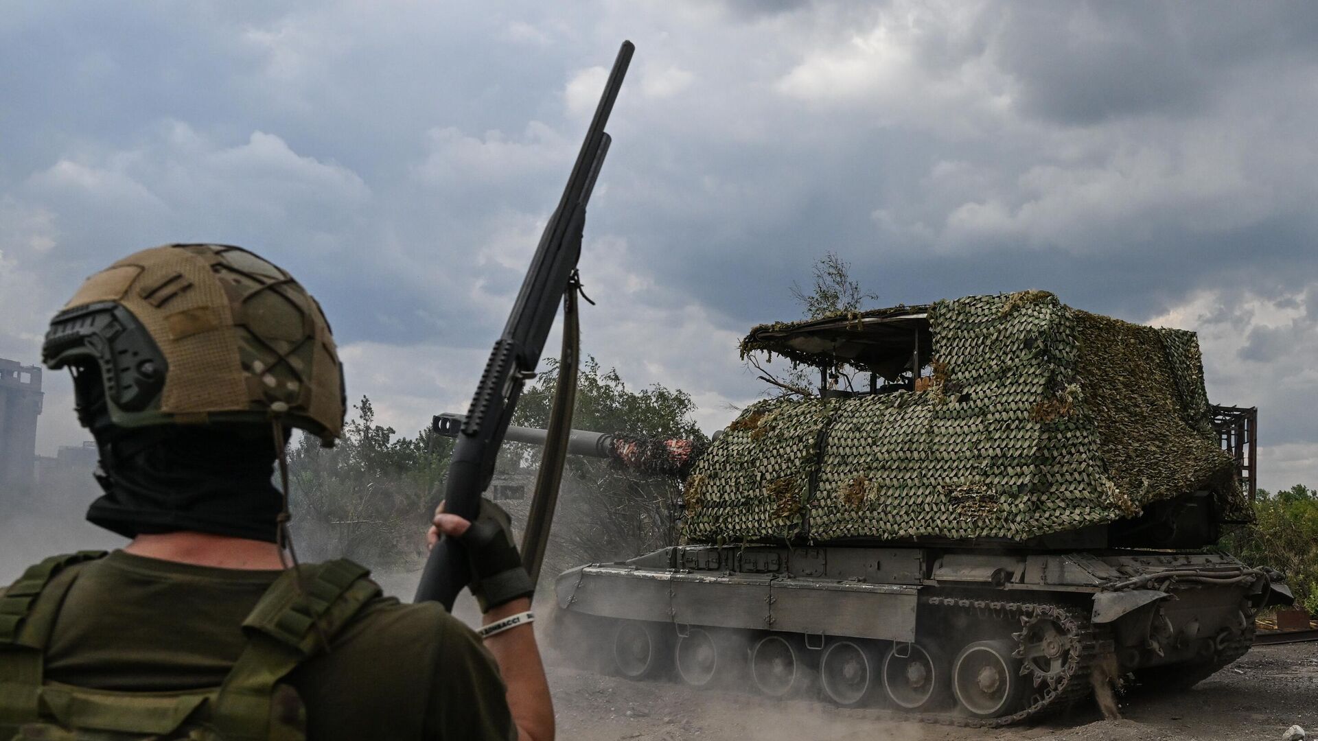 Военнослужащий следит за возможным появлением fpv-дронов во время боевой работы самоходной артиллерийской установки Мста-С в зоне СВО - РИА Новости, 1920, 28.07.2024