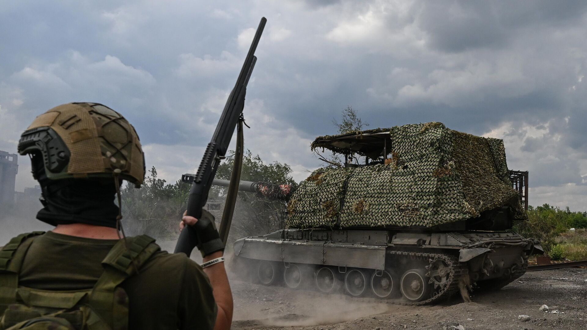 Военнослужащий следит за возможным появлением fpv-дронов во время боевой работы самоходной артиллерийской установки Мста-С в зоне СВО - РИА Новости, 1920, 28.07.2024