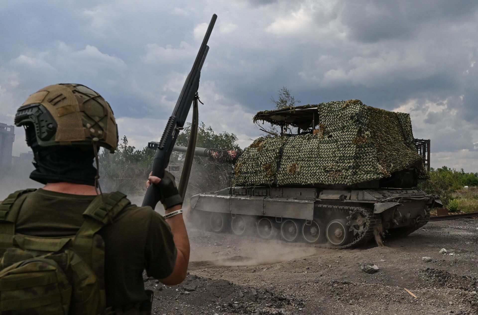 Военнослужащий следит за возможным появлением FPV-дронов во время боевой работы самоходной артиллерийской установки Мста-С в зоне СВО - РИА Новости, 1920, 05.06.2025