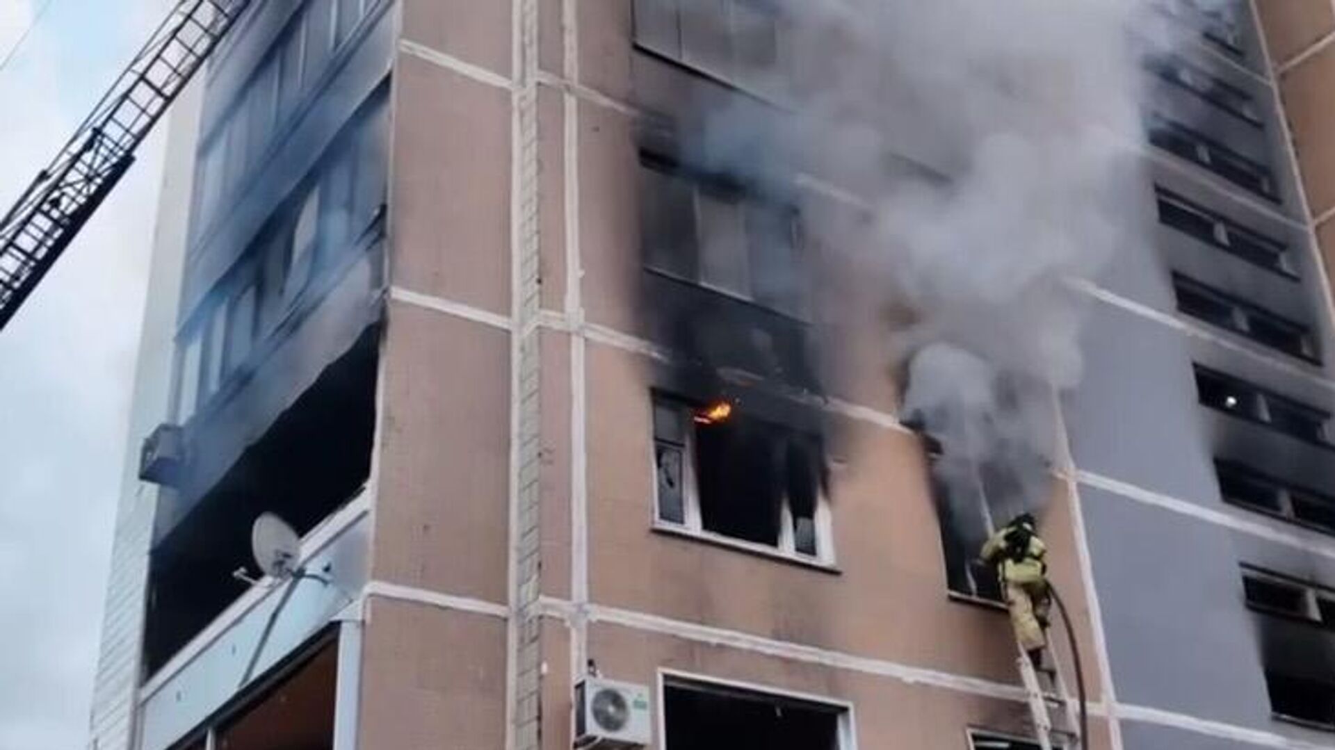 Ребенок погиб и 3 взрослых пострадали при пожаре в многоэтажном доме в Ульяновске - МЧС РФ