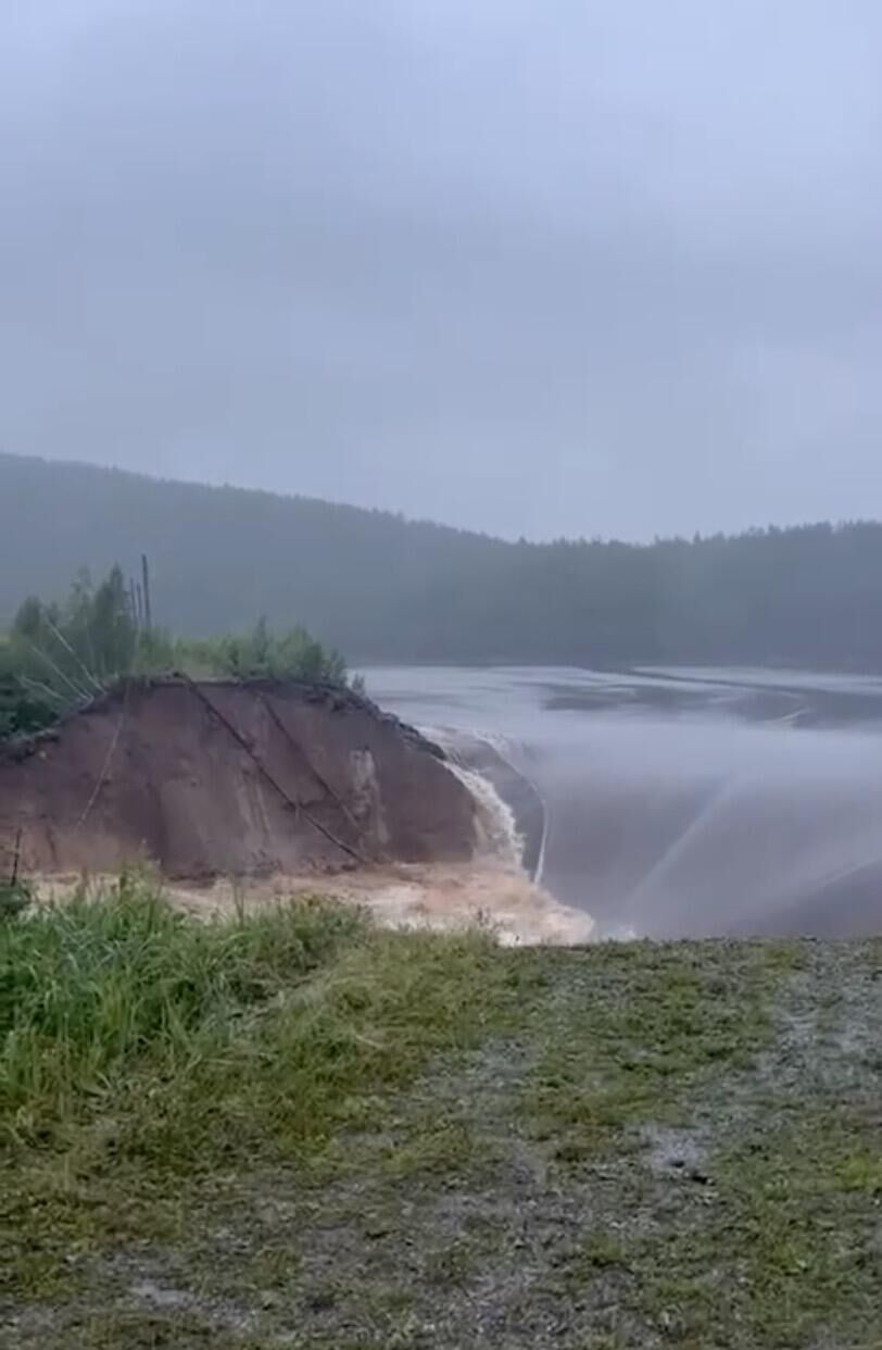 На Киалимском водохранилище в Челябинской области после ливней прорвало дамбу. Кадр видео очевидца - РИА Новости, 1920, 26.07.2024