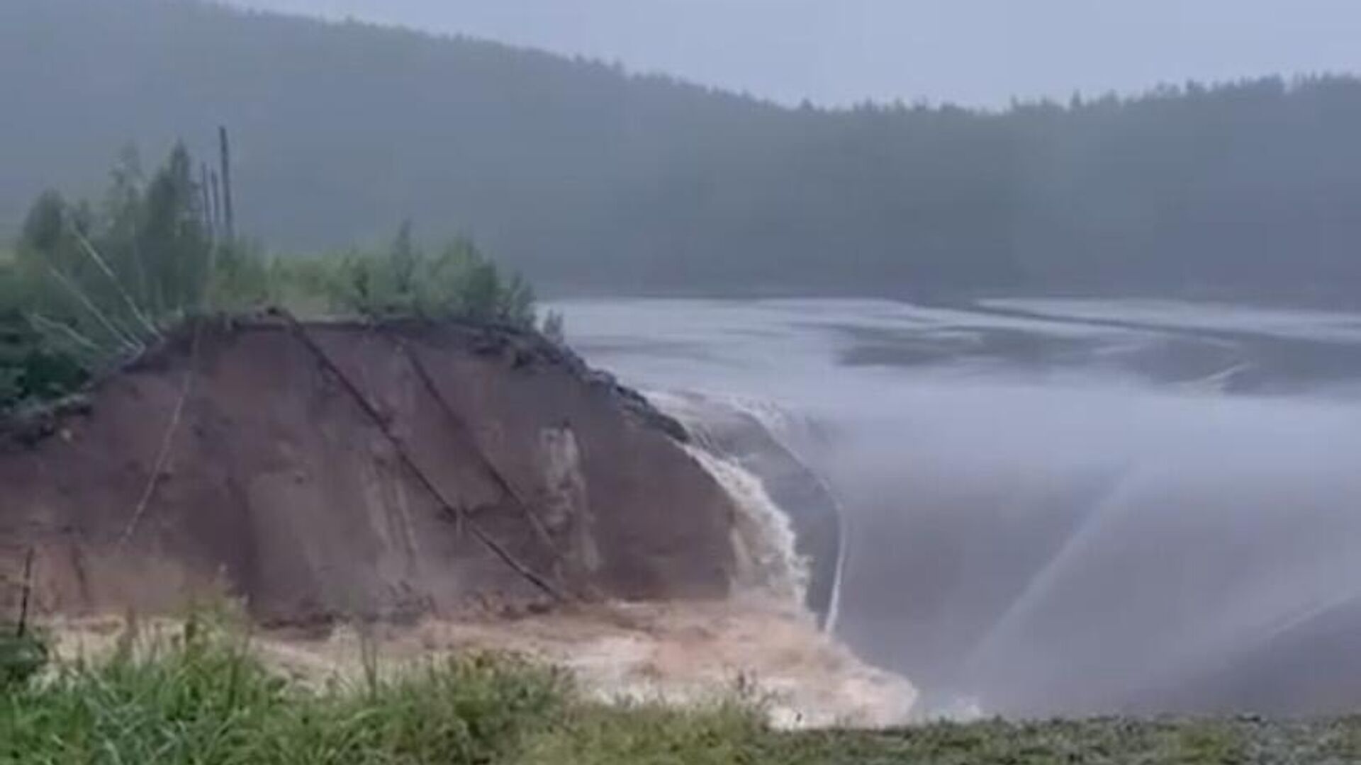 На Киалимском водохранилище в Челябинской области после ливней прорвало дамбу. Кадр видео очевидца - РИА Новости, 1920, 28.07.2024