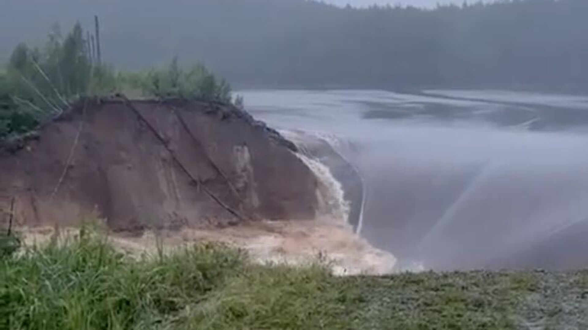 На Киалимском водохранилище в Челябинской области после ливней прорвало дамбу. Кадр видео очевидца - РИА Новости, 1920, 28.07.2024