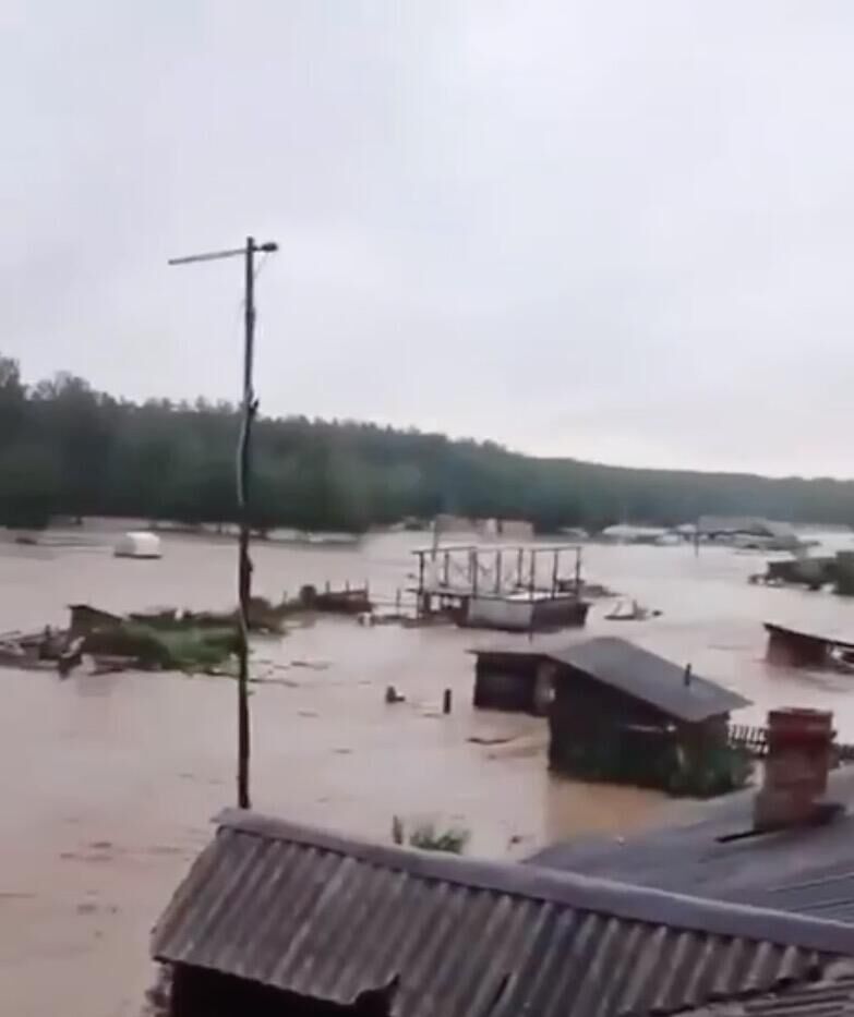 На Киалимском водохранилище в Челябинской области после ливней прорвало дамбу. Кадр видео очевидца - РИА Новости, 1920, 26.07.2024