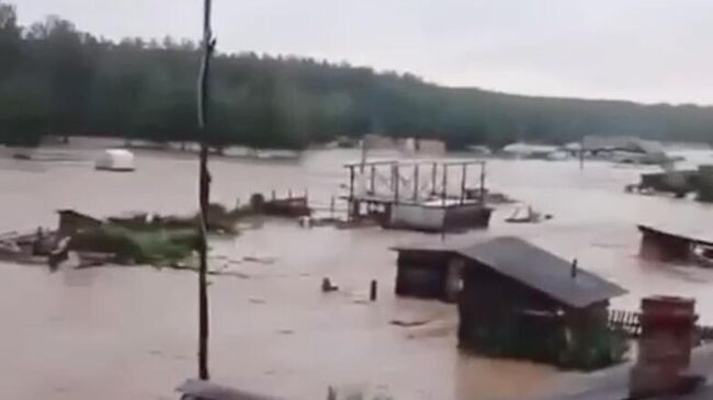 На Киалимском водохранилище в Челябинской области после ливней прорвало дамбу. Кадр видео очевидца