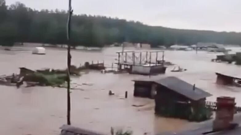 На Киалимском водохранилище в Челябинской области после ливней прорвало дамбу. Кадр видео очевидца - РИА Новости, 1920, 26.07.2024