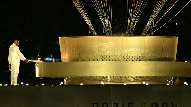 Тедди Ринер и Мари-Жозе Перек зажгли олимпийский огонь в ходе церемонии открытия Игр в Париже