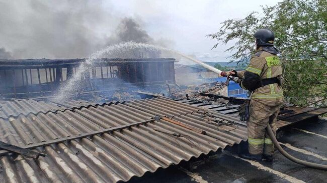 Место пожара на складе с техникой в Комсомольске-на-Амуре в Хабаровском крае