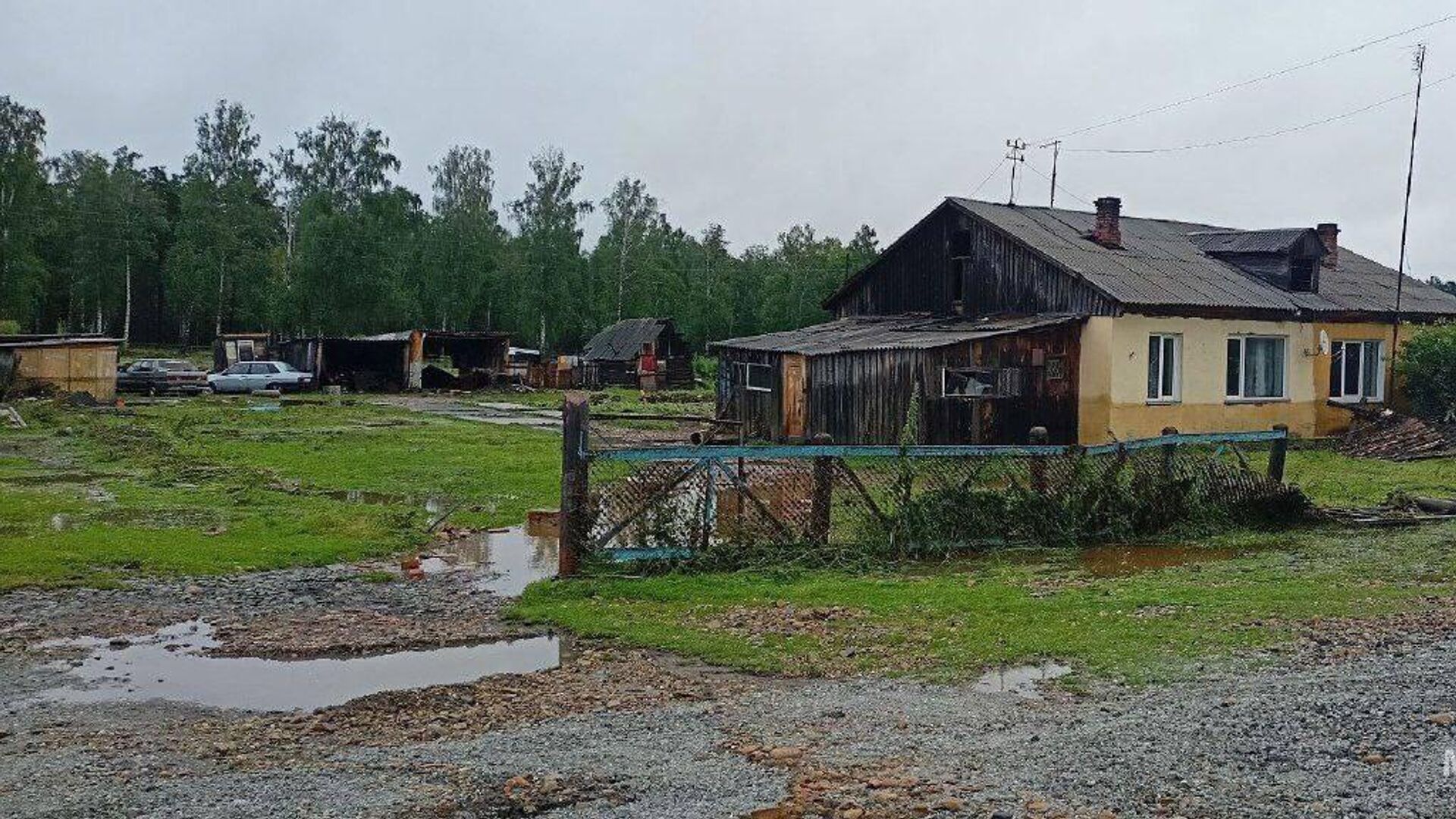 Двадцать домов в поселке Киолим были затоплены после прорыва дамбы