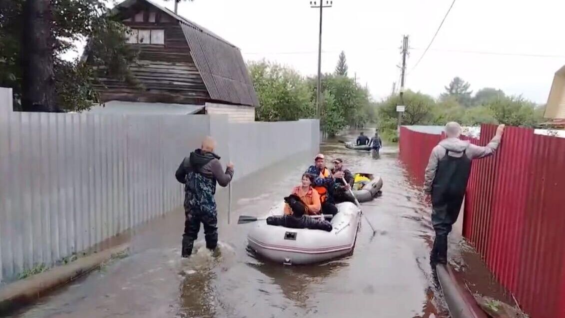 Спасатели эвакуируют людей из СНТ в районе Челябинской области из-за паводка