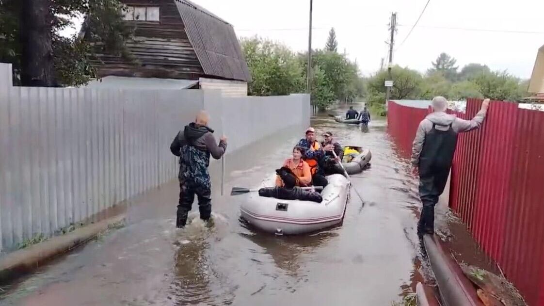 Спасатели эвакуируют людей из СНТ Железнодорожник в Сосновском районе Челябинской области из-за паводка - РИА Новости, 1920, 27.07.2024