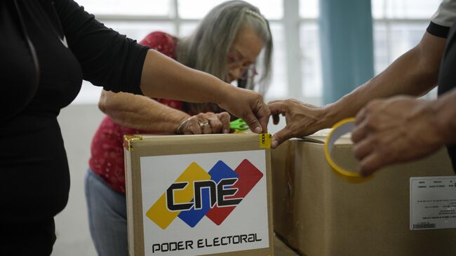 Сотрудники избирательной комиссии готовят избирательные участки в Каракасе, Венесуэла