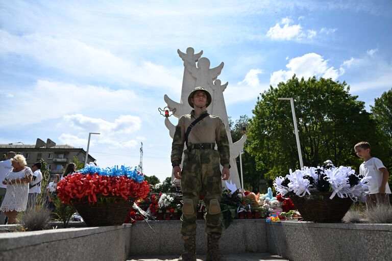 Участник траурного мероприятия ко Дню памяти детей-жертв войны в Донбассе у мемориала погибшим детям Луганщины