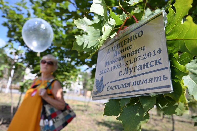 Траурное мероприятие ко Дню памяти детей-жертв войны в Донбассе у мемориала погибшим детям Луганщины