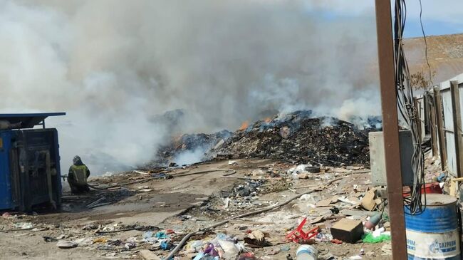 Место пожара на полигоне бытовых отходов в Ростове-на-Дону