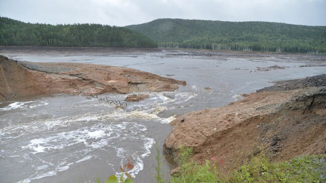 Место прорыва дамбы Киалимского водохранилища в Челябинской области. 27 июля 2024