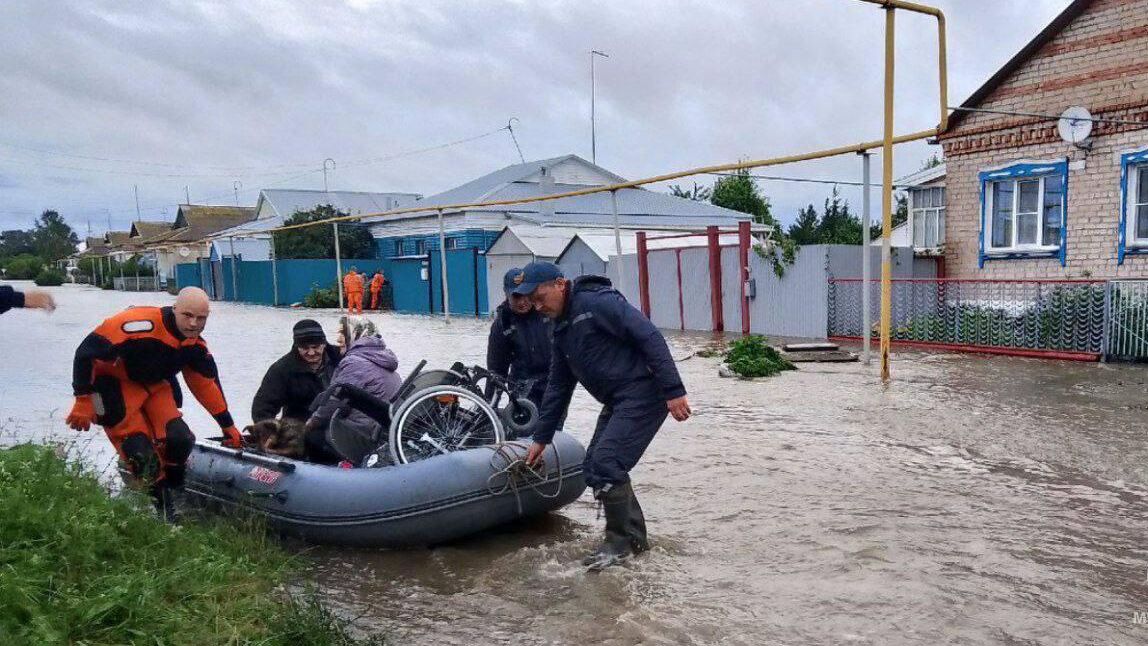 Эвакуация граждан из затопленного в результате обильных осадков села Еманжелинка в Челябинской области. 27 июля 2024 - РИА Новости, 1920, 28.07.2024