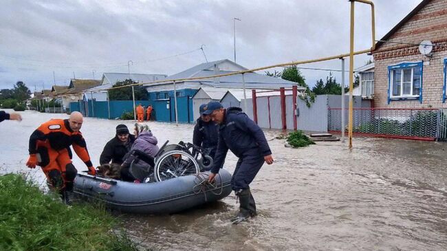 Эвакуация граждан из затопленного в результате обильных осадков села Еманжелинка в Челябинской области. 27 июля 2024