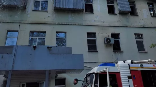 Место пожара в административном здании на улице Юности в Москве
