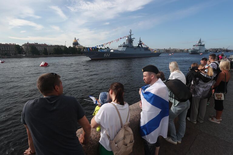 Корвет Бойкий проекта 20380 на Главном военно-морском параде в Санкт-Петербурге по случаю Дня Военно-морского флота РФ