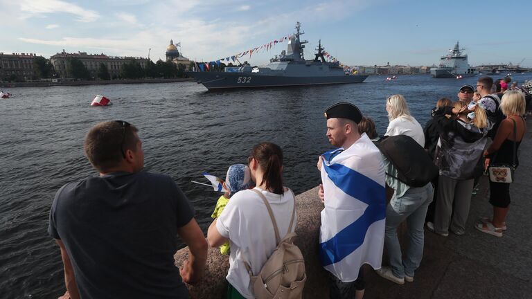 Корвет Бойкий проекта 20380 на Главном военно-морском параде в Санкт-Петербурге по случаю Дня Военно-морского флота РФ