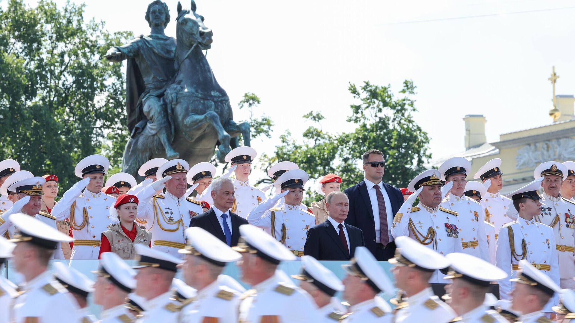 Президент РФ, верховный главнокомандующий Владимир Путин, министр обороны РФ Андрей Белоусов и главнокомандующий Военно-морским флотом России Александр Моисеев на Главном военно-морском параде по случаю Дня Военно-морского флота РФ. 28 июля 2024 - РИА Новости, 1920, 28.07.2024